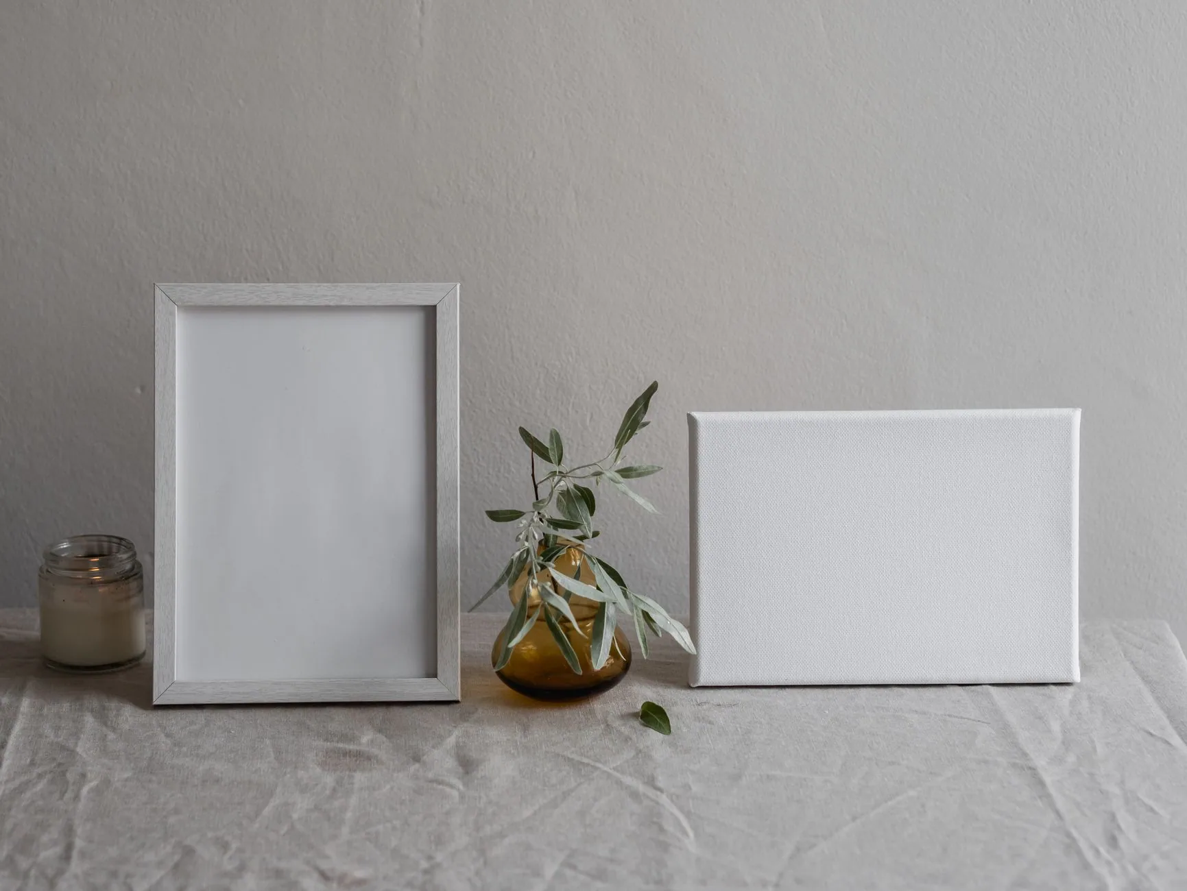 Foto op doek gespannen op een frame aan een muur