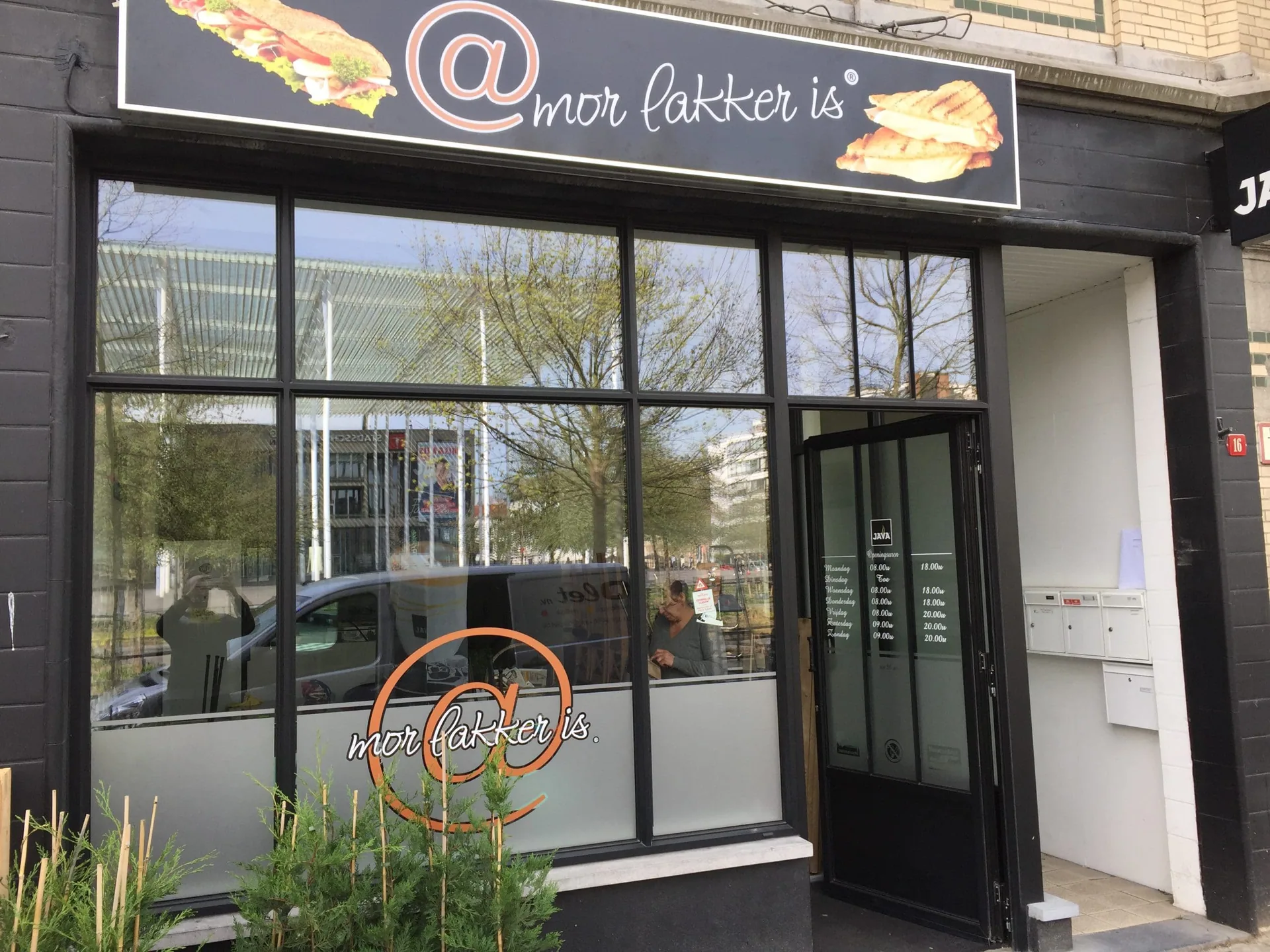 Winkel met een grote glaspartij en belettering op de gevel