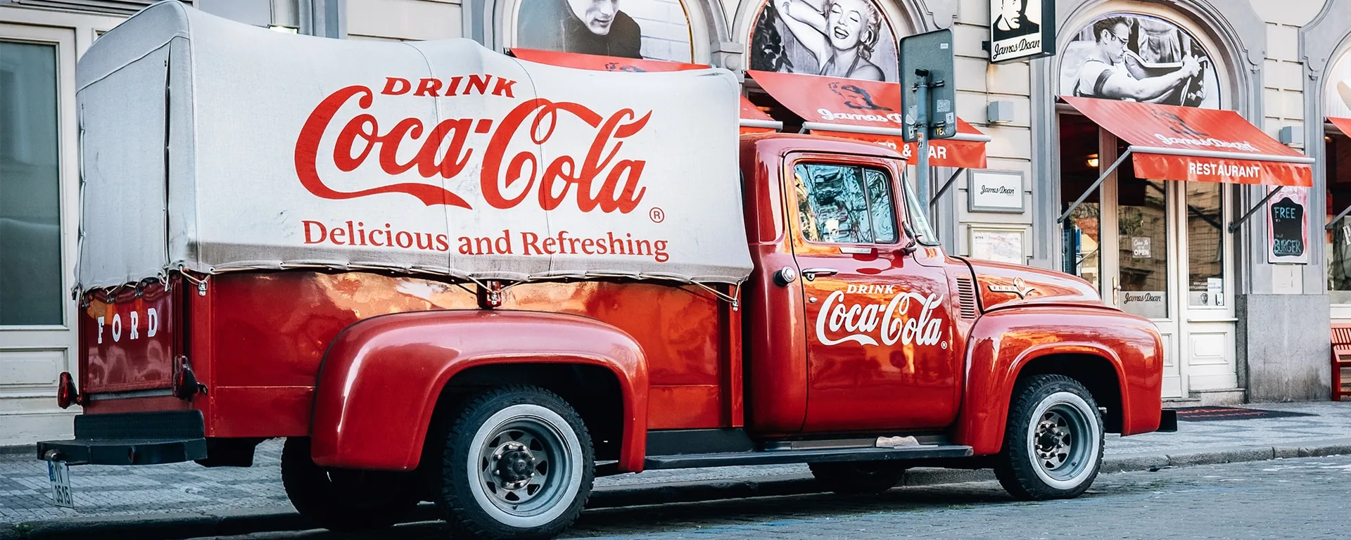 Oude bestelwagen met volledige belettering in de werkplaats