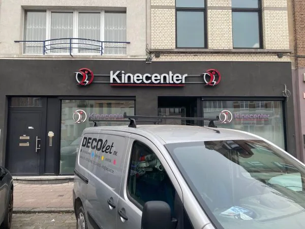 Beletterde winkelpui langs de straat in Antwerpen