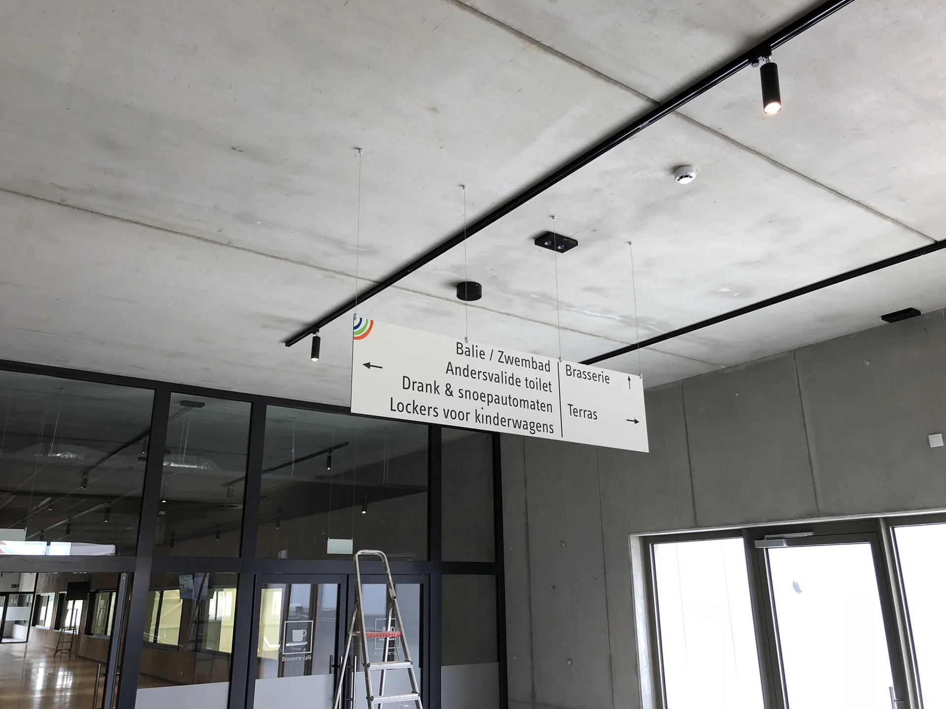Hangende richtingborden in een moderne lobby