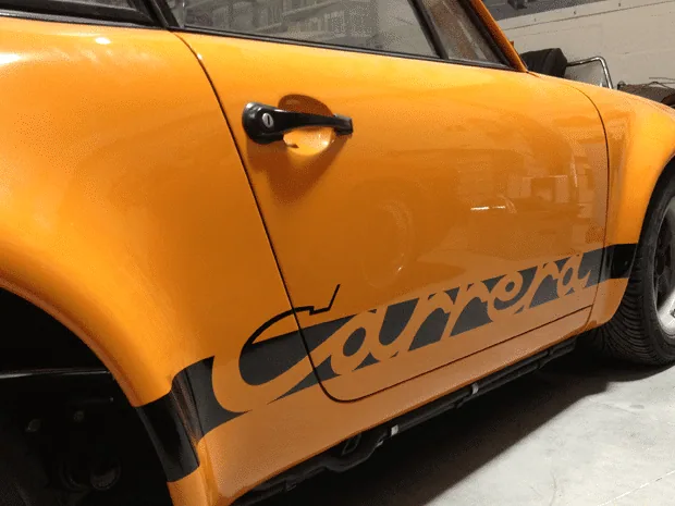 Detail van oranje folie op een voertuig